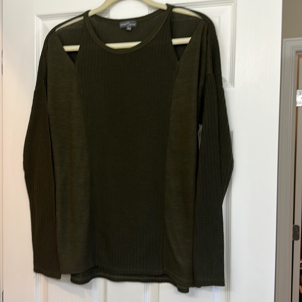 Cold shoulder lightweight sweater